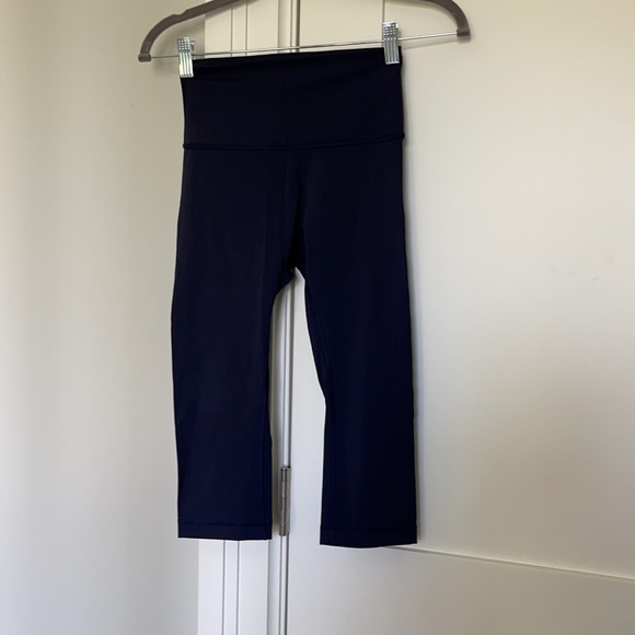 cropped navy lululemon leggings - Picture 2 of 6